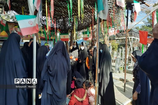 غبارروبی مزار شهدا با حضور دانش‌آموزان بسیجی در قرچک