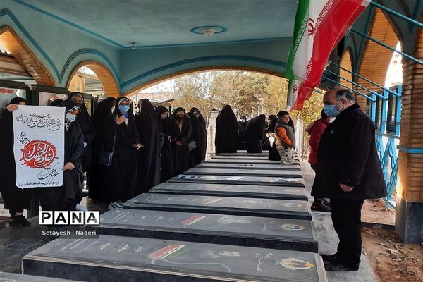 غبارروبی مزار شهدا با حضور دانش‌آموزان بسیجی در قرچک
