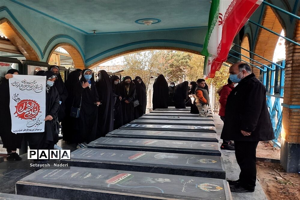 غبارروبی مزار شهدا با حضور دانش‌آموزان بسیجی در قرچک