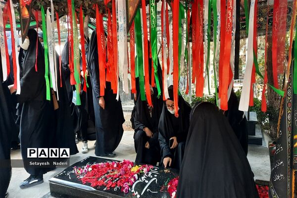 غبارروبی مزار شهدا با حضور دانش‌آموزان بسیجی در قرچک
