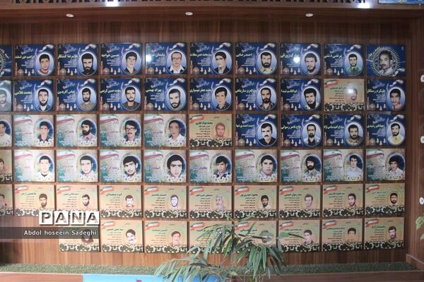 نمایشگاه عکس شهید سپهبد حاج قاسم سلیمانی در اداره‌کل آموزش و پرورش استان بوشهر