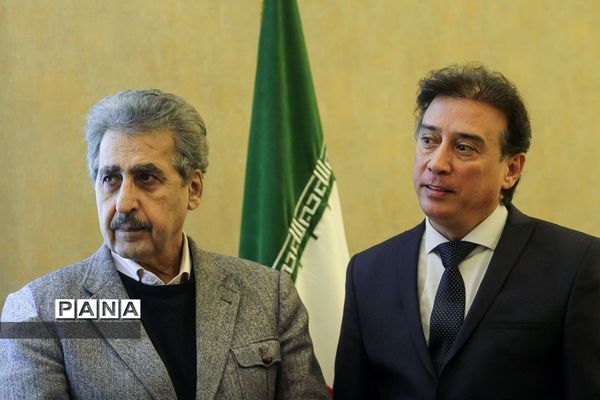 افتتاحیه فیلم دختری با لباس ارغوانی