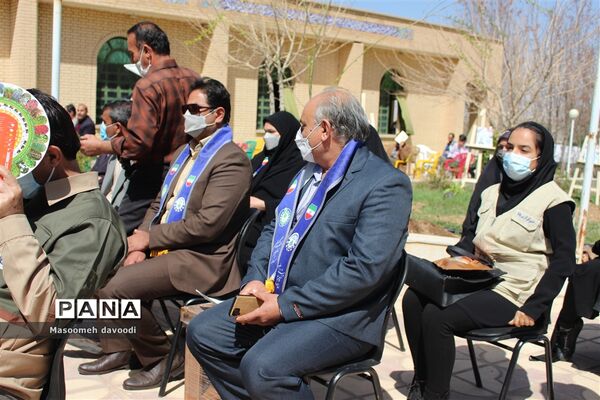 به یاد هر شهید هزار نهال می کاریم