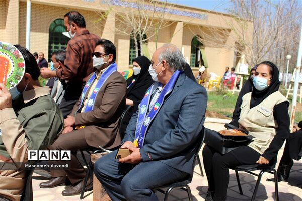 به یاد هر شهید هزار نهال می کاریم
