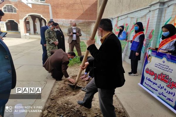 کاشتن نهال در روز درختکاری در مدارس حمیدیه
