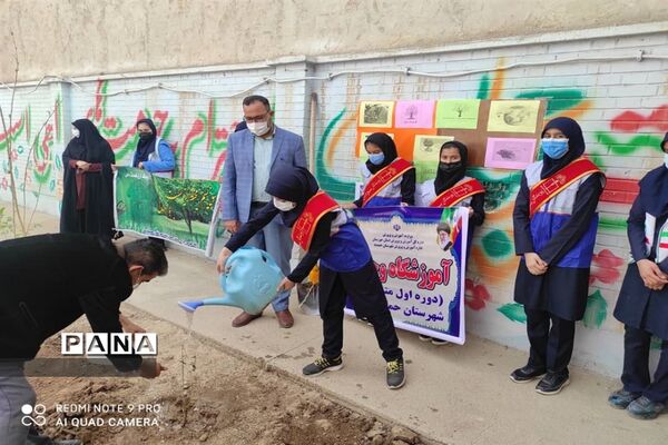 کاشتن نهال در روز درختکاری در مدارس حمیدیه