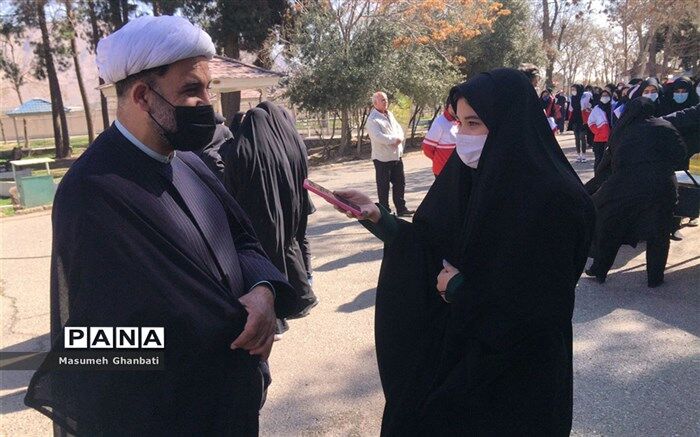 در دین اسلام به درخت و درختکاری اهمیت فراوانی داده شده‌ است