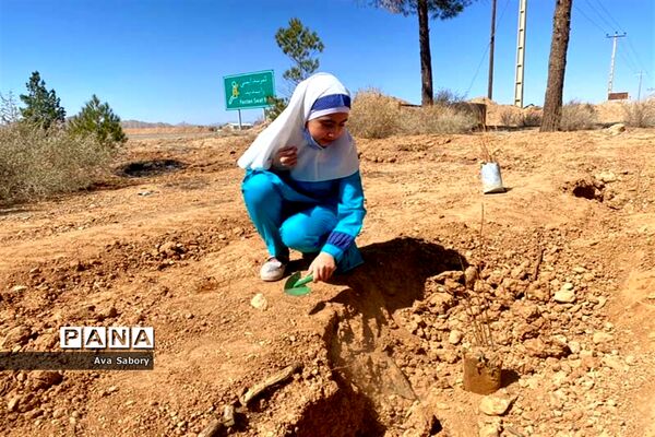 با حضور مسئولان آموزش و پرورش آباده  اجرای پویش ایران سر سبز