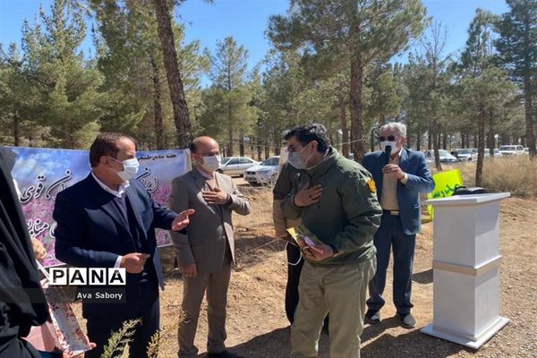 با حضور مسئولان آموزش و پرورش آباده  اجرای پویش ایران سر سبز