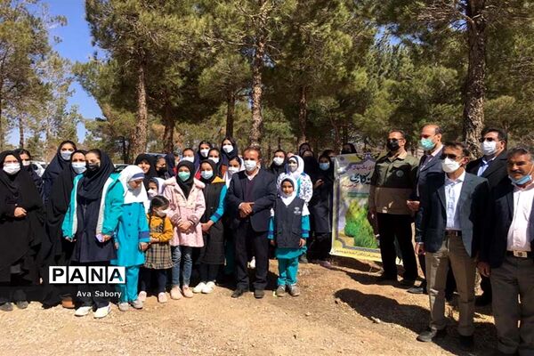 با حضور مسئولان آموزش و پرورش آباده  اجرای پویش ایران سر سبز