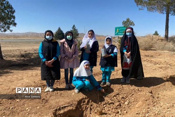 با حضور مسئولان آموزش و پرورش آباده  اجرای پویش ایران سر سبز