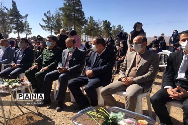 با حضور مسئولان آموزش و پرورش آباده  اجرای پویش ایران سر سبز