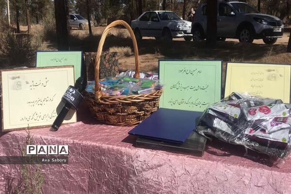 با حضور مسئولان آموزش و پرورش آباده  اجرای پویش ایران سر سبز