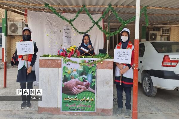 کاشت نهال در مدارس شادگان در روز درختکاری