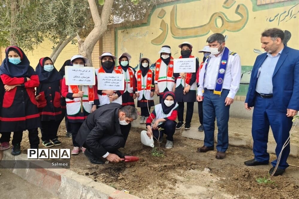 کاشت نهال در مدارس شادگان در روز درختکاری