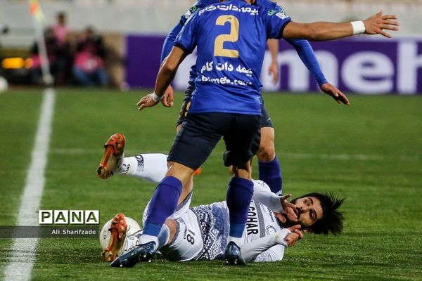 دیدار تیم‌های تیم استقلال و گل‌گهر