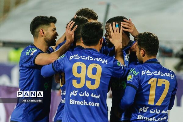 دیدار تیم‌های تیم استقلال و گل‌گهر