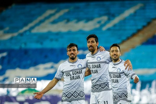 دیدار تیم‌های تیم استقلال و گل‌گهر