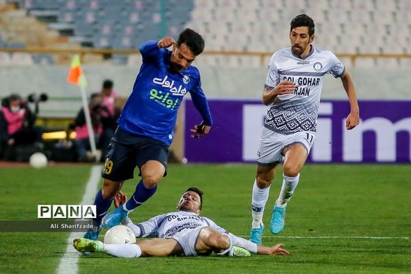 دیدار تیم‌های تیم استقلال و گل‌گهر