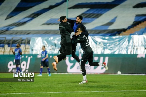 دیدار تیم‌های تیم استقلال و گل‌گهر