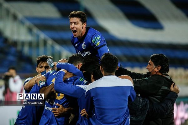 دیدار تیم‌های تیم استقلال و گل‌گهر