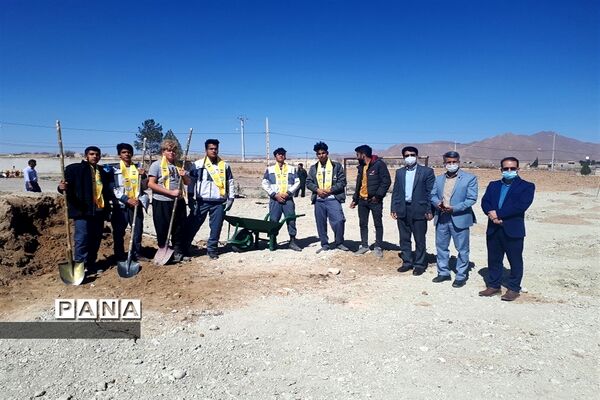کاشتن نهال در روز درختکاری مدارس ابرکوه