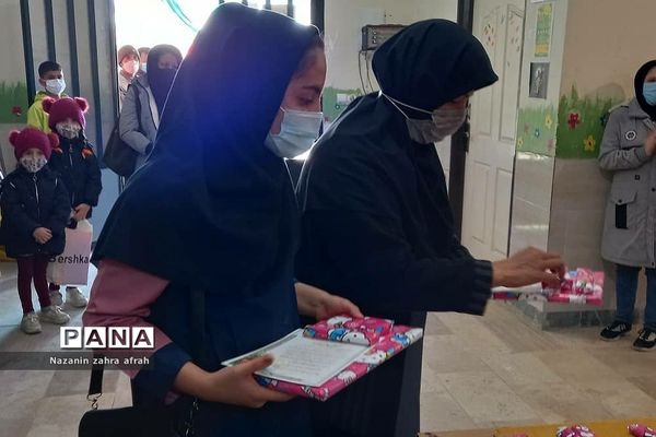 تقدیر از برگزیدگان مسابقات قرآن در سطح منطقه در آموزش و پرورش رودهن‌