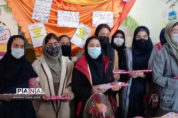 تقدیر از برگزیدگان مسابقات قرآن در سطح منطقه در آموزش و پرورش رودهن‌