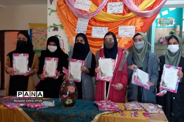تقدیر از برگزیدگان مسابقات قرآن در سطح منطقه در آموزش و پرورش رودهن‌