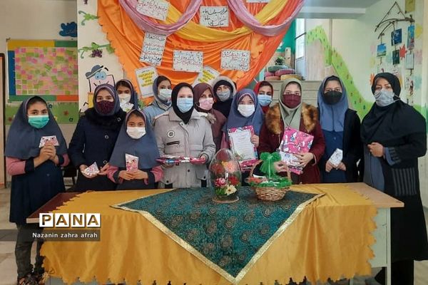 تقدیر از برگزیدگان مسابقات قرآن در سطح منطقه در آموزش و پرورش رودهن‌