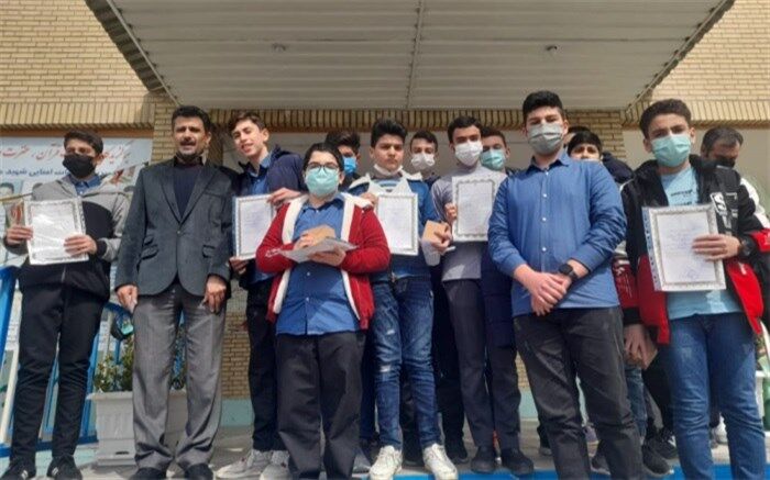 دانش‌آموز شایسته نیمسال اول دبیرستان هیات امنایی شهید میرحبیبی ناحیه 4 کرج معرفی شد