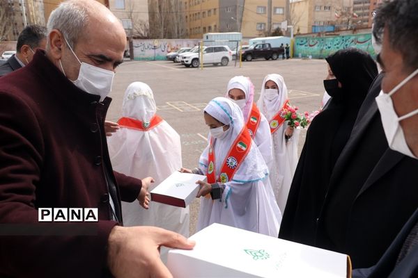 کاشت نهال میوه در روز درختکاری