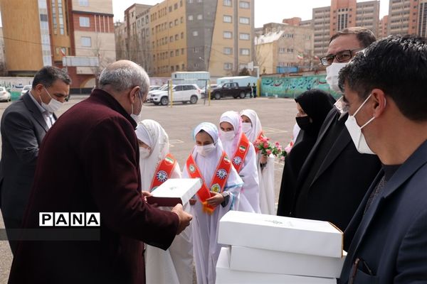 کاشت نهال میوه در روز درختکاری