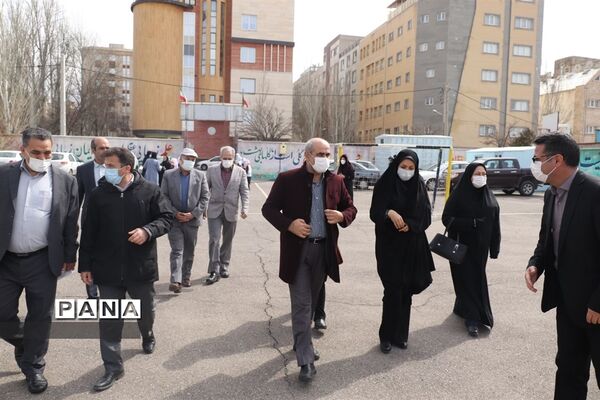 کاشت نهال میوه در روز درختکاری