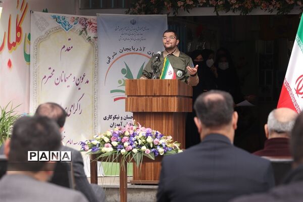 کاشت نهال میوه در روز درختکاری