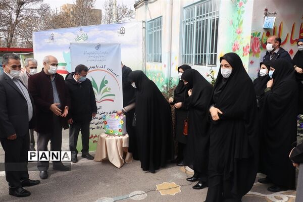 کاشت نهال میوه در روز درختکاری