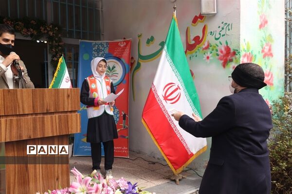 کاشت نهال میوه در روز درختکاری