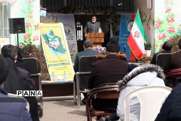 کاشت نهال میوه در روز درختکاری