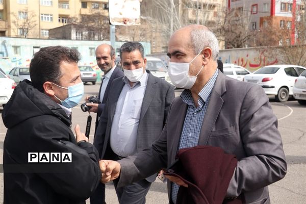 کاشت نهال میوه در روز درختکاری