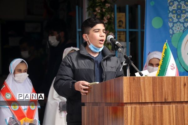 کاشت نهال میوه در روز درختکاری