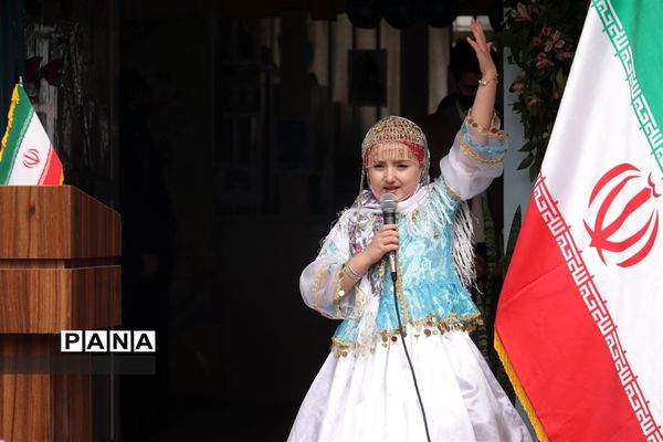 کاشت نهال میوه در روز درختکاری