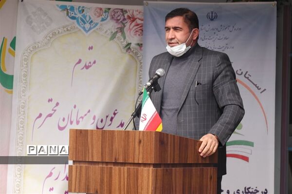 کاشت نهال میوه در روز درختکاری