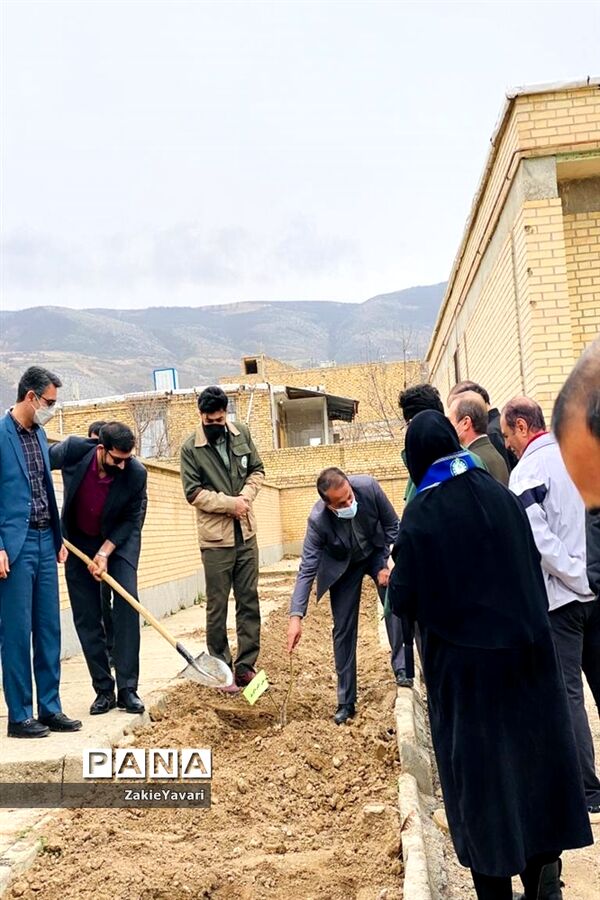 کاشت نهال در مراتع جوزک مانه و سملقان