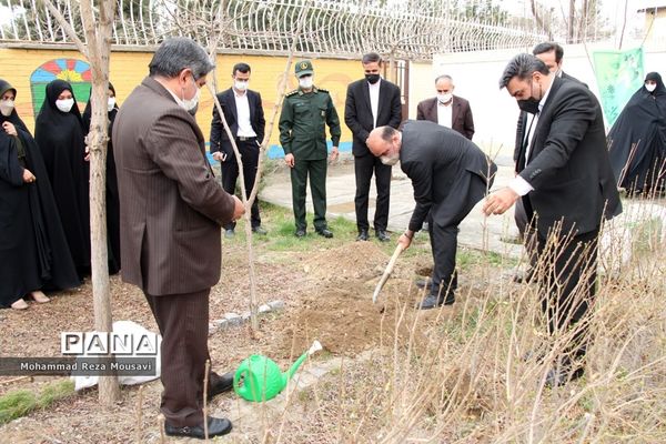 برگزاری آیین گرامیداشت روز درختکاری در آموزش و پرورش ناحیه سه مشهد مقدس