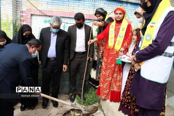 کاشت نهال به مناسبت هفته درختکاری توسط دانش‌آموزان پیشتاز کهگیلویه و بویراحمد