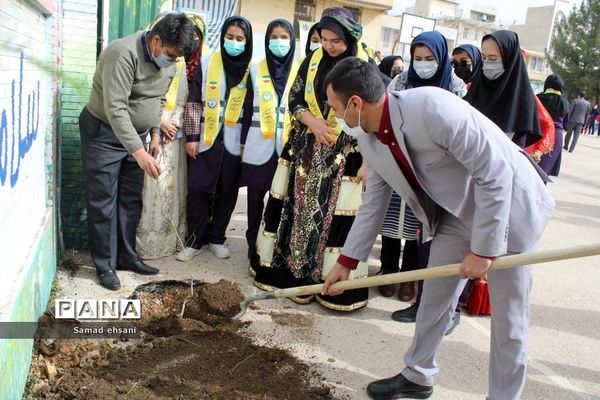 کاشت نهال به مناسبت هفته درختکاری توسط دانش‌آموزان پیشتاز کهگیلویه و بویراحمد
