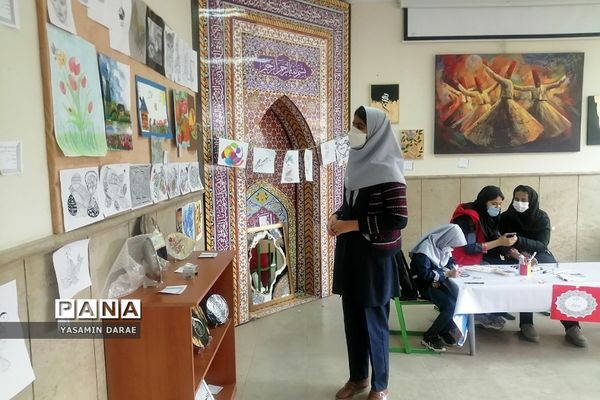 برگزاری نمایشگاه فرهنگی هنری در دبستان دخترانه نرگس پردیس