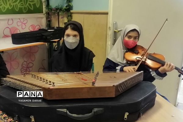 برگزاری نمایشگاه فرهنگی هنری در دبستان دخترانه نرگس پردیس