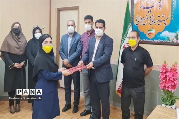 تقدیر از دانش‌آموز برتر کشوری در مسابقات وزارت آموزش و پرورش در امیدیه