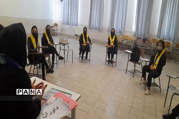 برگزاری مسابقات مناظره دانش‌آموزی شهرستان سمیرم اصفهان